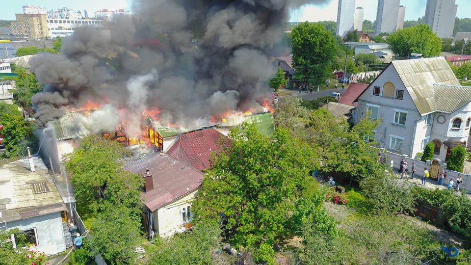 Пылающие дома и пожарные: В столице очередной масштабный пожар (Фото)