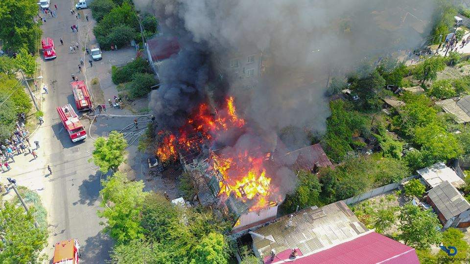 Пылающие дома и пожарные: В столице очередной масштабный пожар (Фото)