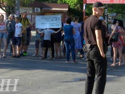 "Дайте газ и свет": в Херсоне местные жители вышли на акцию протеста (фото)