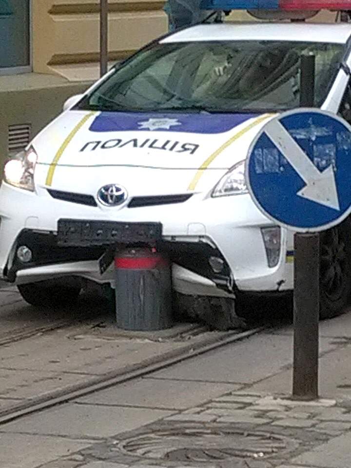 Львовский патрульный протаранил болард на трамвайных путях (Фото)