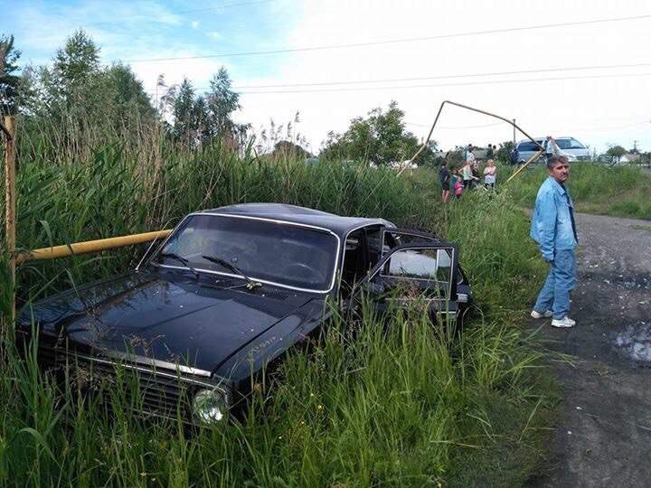 На Львовщине водитель не справился с управлением и врезался в газовую трубу (фото)
