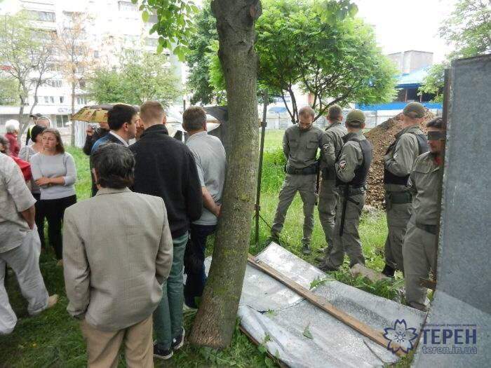 Снёс освещённый камень и поставил охрану: в Тернополе застройщик захватил городской бульвар (фото)