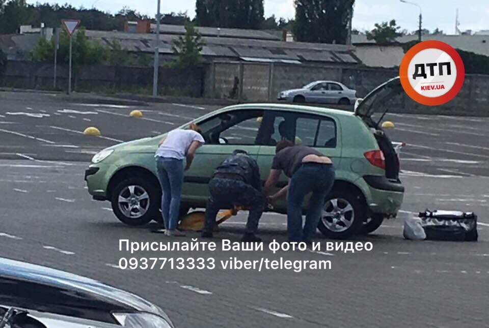 "Талант": в Киеве девушка-водитель заехала на сферу на пустой парковке (фото)