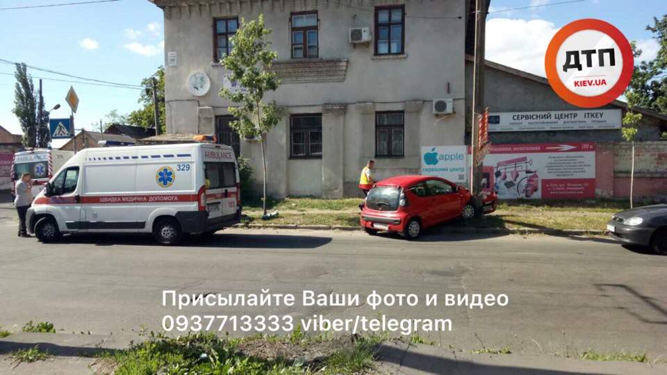 В Киеве автомобиль вылетел с проезжей части в столб (фото)