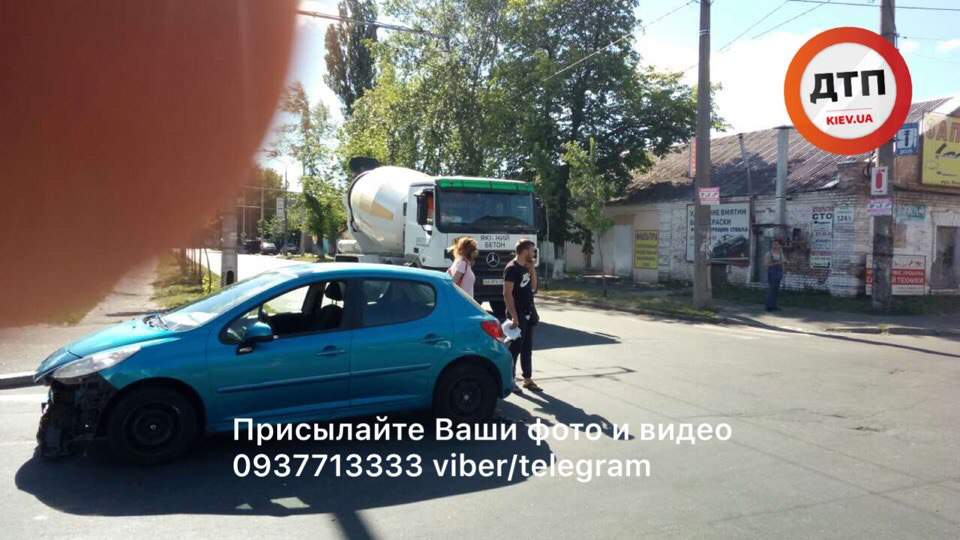 В Киеве автомобиль вылетел с проезжей части в столб (фото)