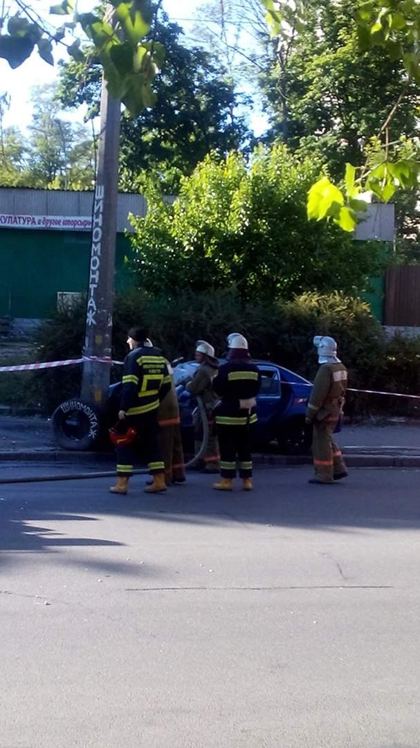 В Киеве автомобиль на скорости протаранил столб: 3 человека пострадали (фото)