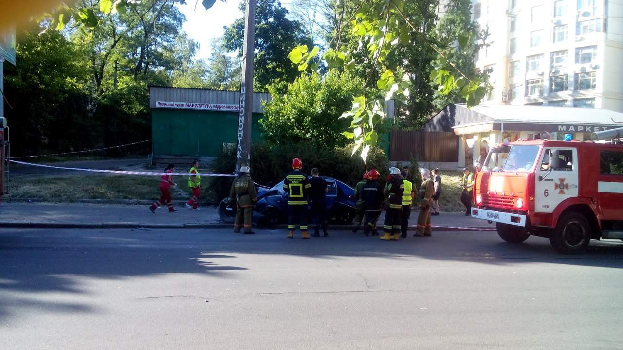 В Киеве автомобиль на скорости протаранил столб: 3 человека пострадали (фото)