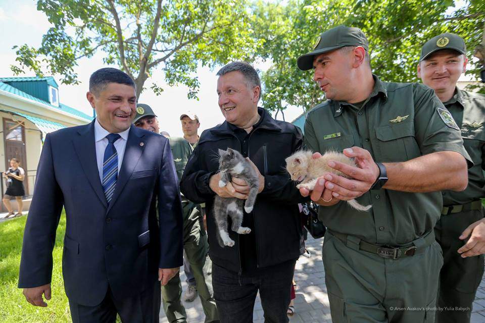 Аваков позировал с котиками на вручении квартир пограничникам (Фото)