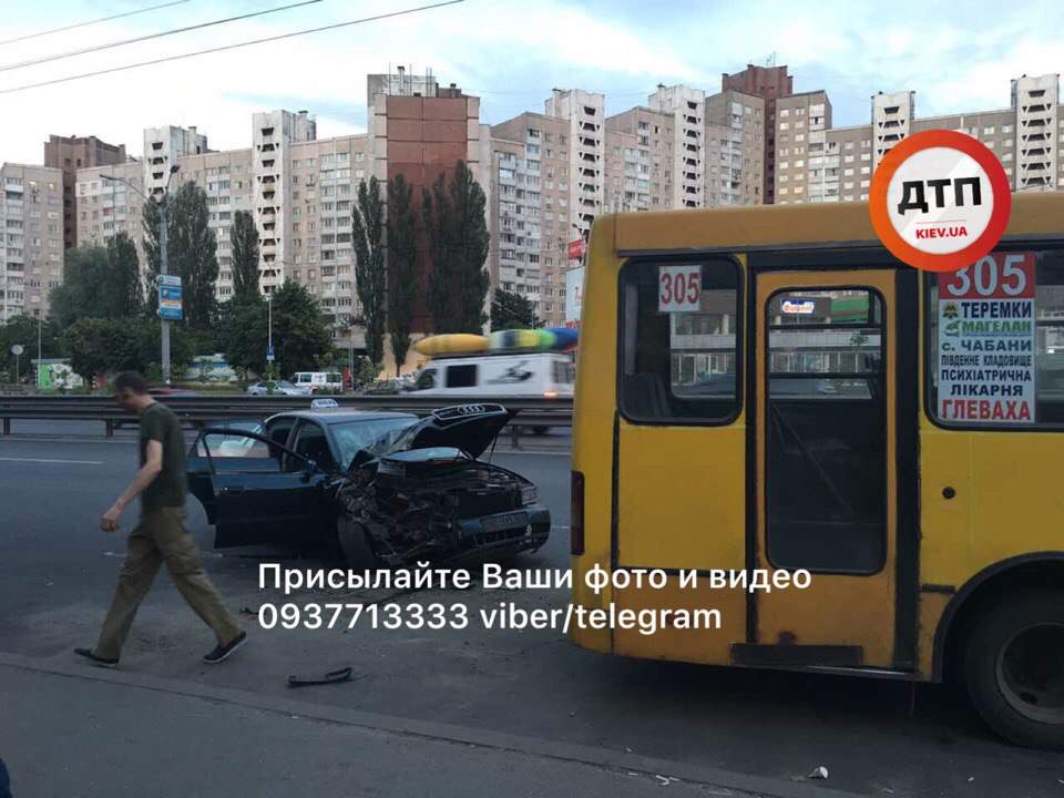 В Киеве автомобиль такси протаранил маршрутку: есть пострадавшие (фото)