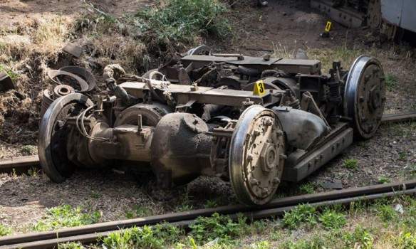 Трамвай поехал на «красный», а поезд сдавал назад: в Днепре  произошла сокрушительная авария с погибшими (видео)