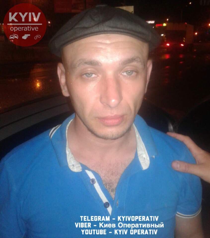 В Киеве остановили автомобиль-беглец в котором изъяли порошкообразное вещество (фото)