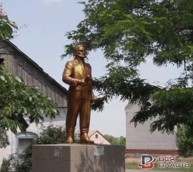 В Запорожской области памятник Ленину преобразили в монумент Гетману Войска Запорожского (фото)