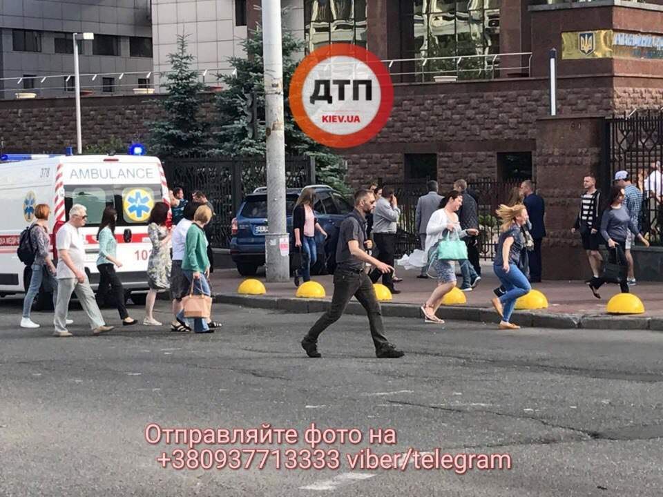 В Киеве автомобиль на скорости вылетел с дороги на тротуар: есть пострадавшие (фото)