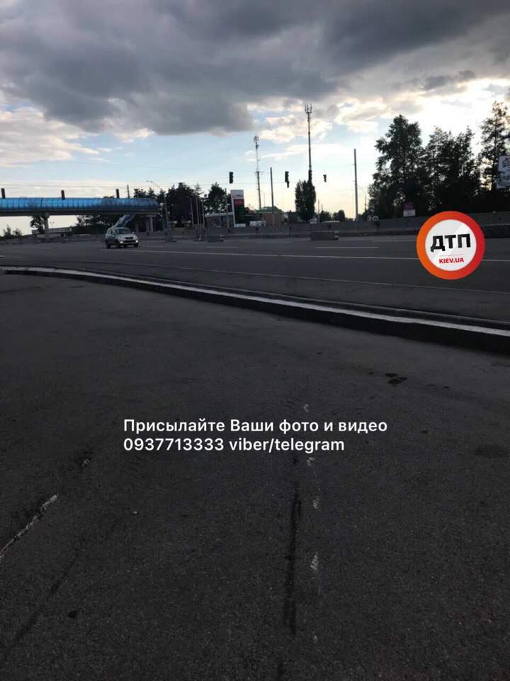 Под Киевом автомобиль влетел в здание чебуречной (фото)