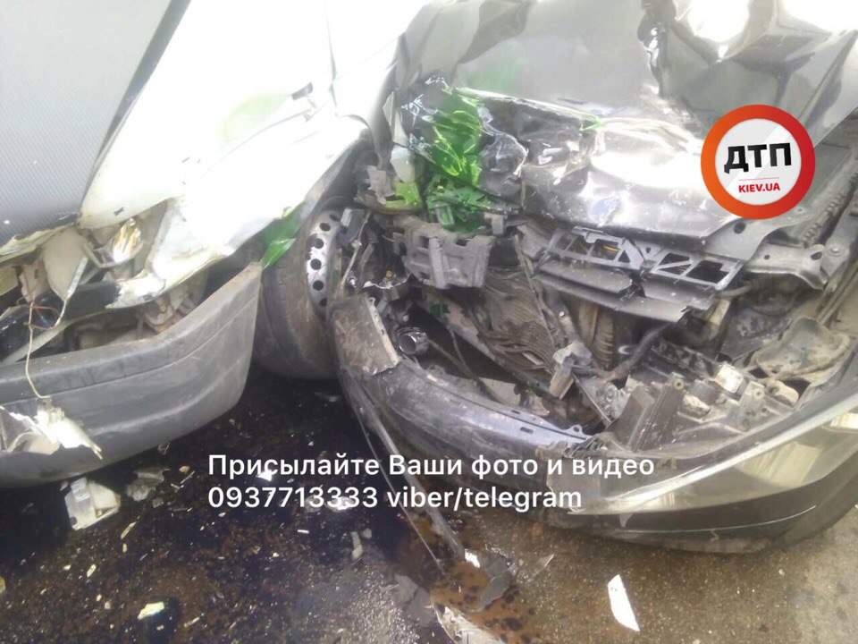 В Киеве произошло двойное ДТП: есть пострадавшие (фото)