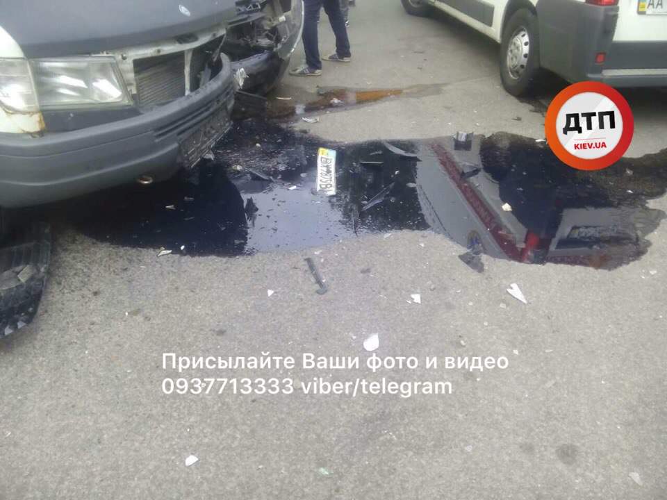 В Киеве произошло двойное ДТП: есть пострадавшие (фото)