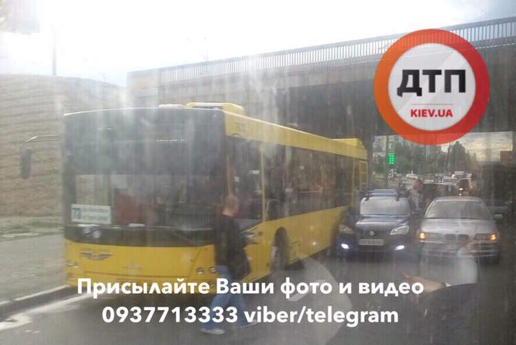 В Киеве на Оболони столкнулись две легковушки и автобус (фото)