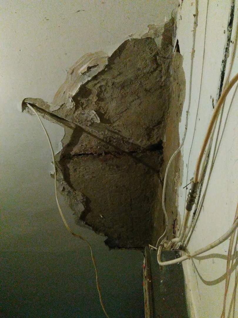 В Харькове в аварийном многоэтажном доме обвалился потолок (фото)