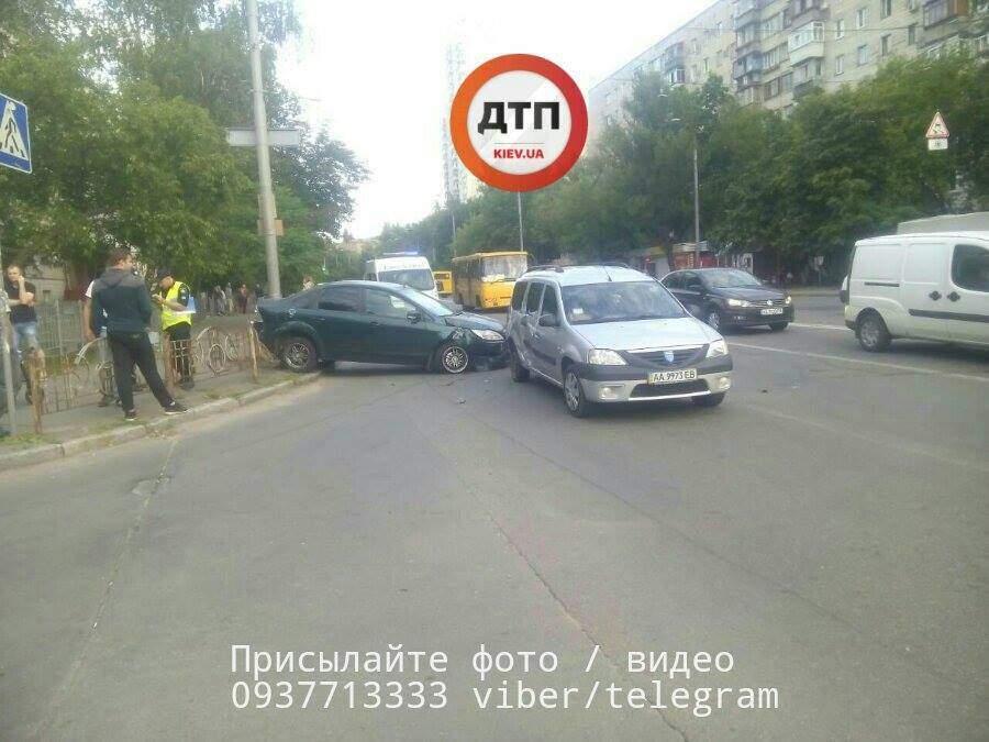 В Киеве произошло ДТП из-за несоблюдения дистанции: автомобиль отбросило на тротуар (фото)