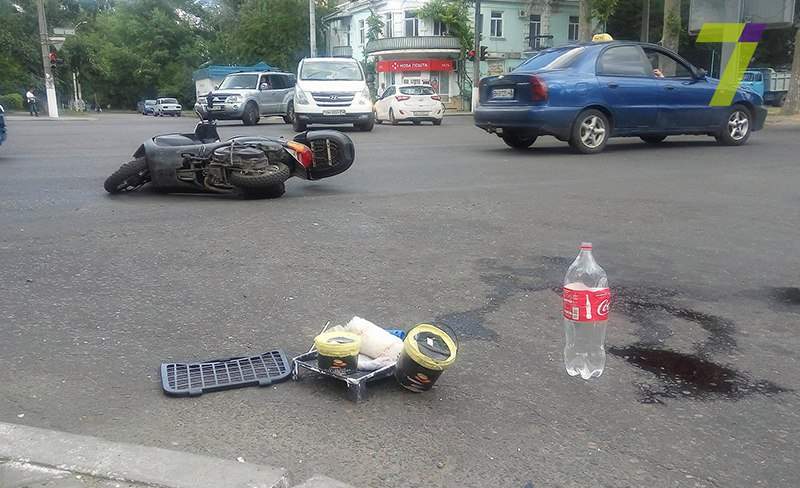 В Одессе мопед влетел в DAEWOO Lanos: пассажиров выбросил на проезжую часть (фото)