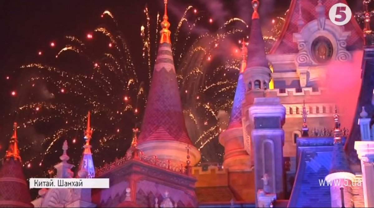 Сказка в Шанхае: С огнями и фейерверками отметили первую годовщину Диснейленда (Фото)