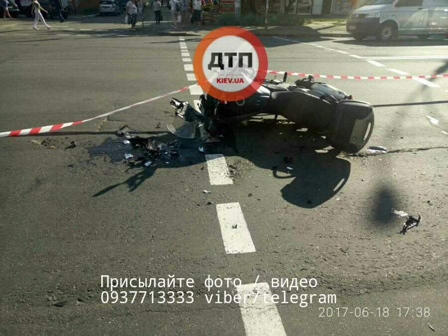 В столице авария с пострадавшими: Водитель легковушки не пропустил байкера (Фото)