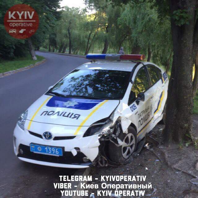 «Друзей в беде бросают?» в Киеве патрульные сбежали  с места ДТП и бросили разбитый «Приус» (фото)
