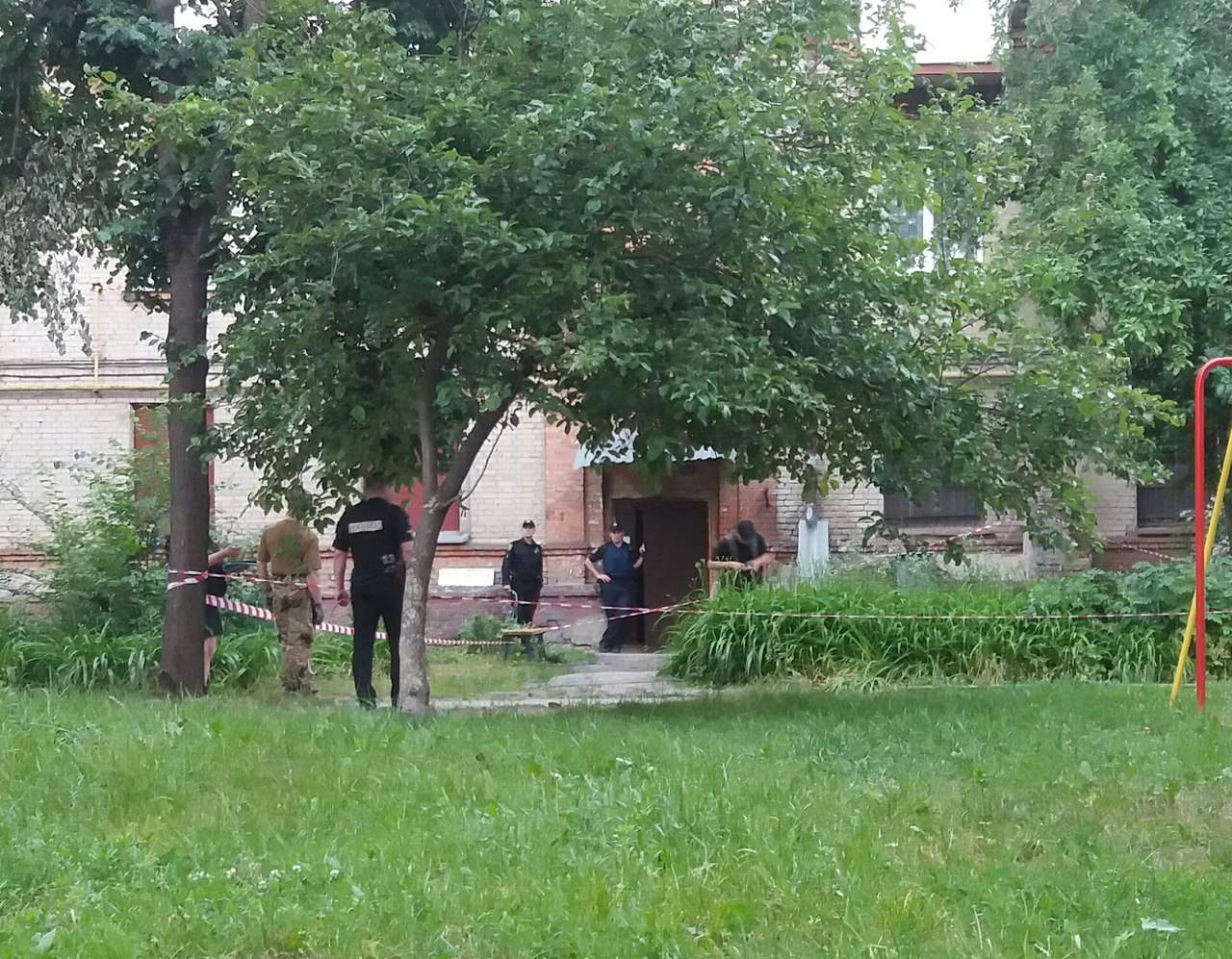 В Харькове во дворе жилого дома обнаружили гранату (фото)