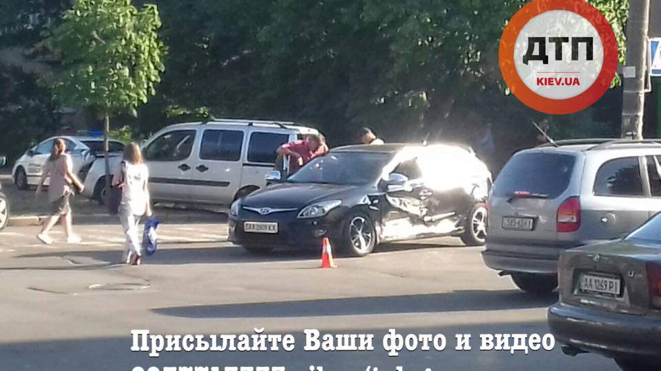 Очередная авария с пострадавшими в Киеве: Столкнулись две легковушки (Фото)