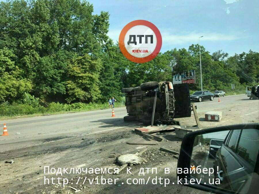 Под Киевом из-за бетонных блоков опрокинулся внедорожник (фото)