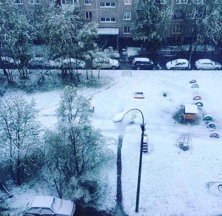 Летняя аномалия: Мурманск засыпало снегом (видео)