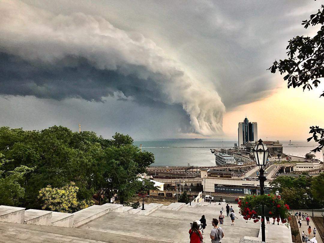 На Львов и Одессу обрушился сильнейший шторм (фото, видео)