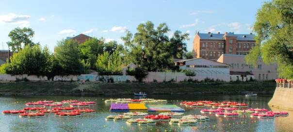 Харьковчан порадовала красочная сцена на воде (Фото)
