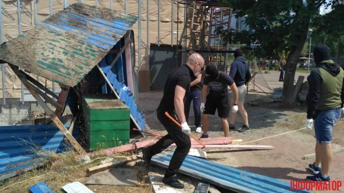 В Киеве неизвестные с монтировками разрушили гостинично-ресторанный комплекс (фото)