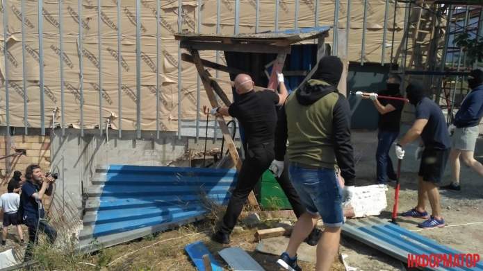 В Киеве неизвестные с монтировками разрушили гостинично-ресторанный комплекс (фото)