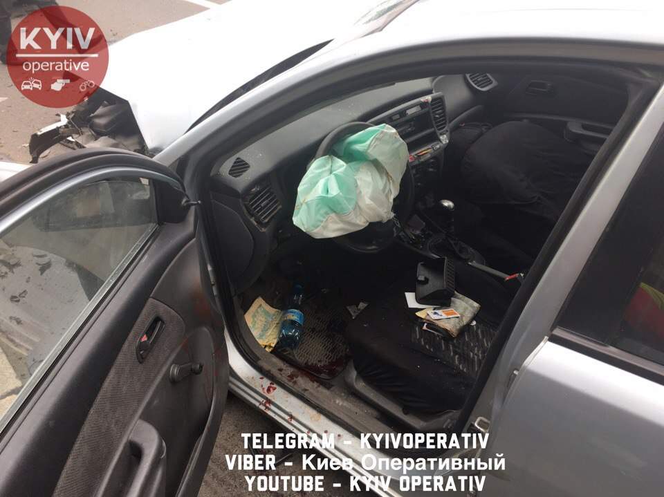 В Киеве мужчины в состоянии наркотического опьянения протаранили BMW (фото)