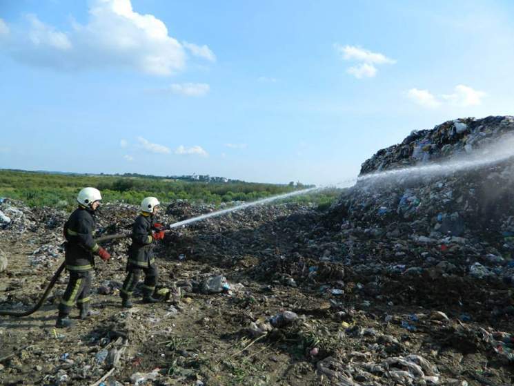 На Закарпатье горела мусорная свалка (фото)