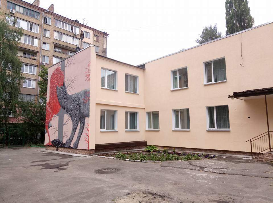В Киеве израильский художник украсил фасад детского садика необычным муралом (фото)
