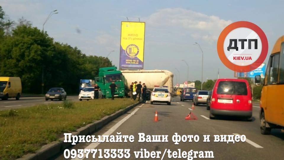 На Киевщине фура врезалась в рекламный щит (Фото)