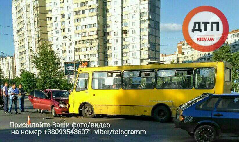 В Киеве произошло лобовое столкновение маршрутки и легковушки (фото)