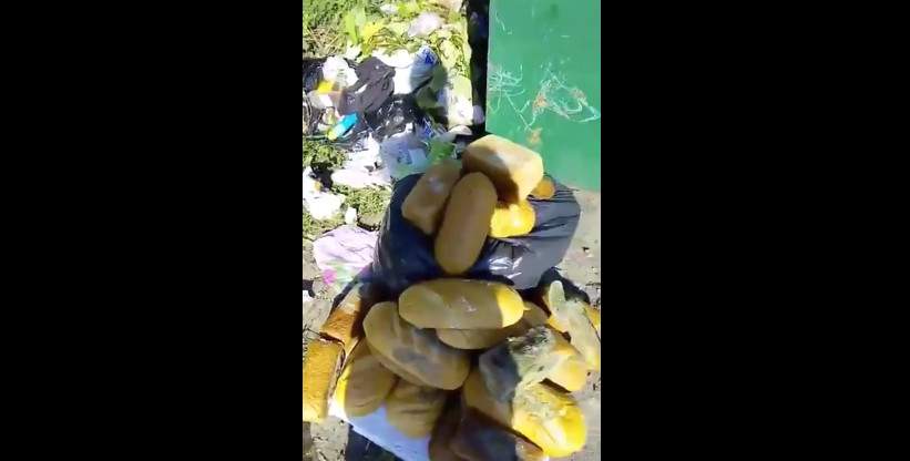 В Одессе неизвестные выбросили несколько пакетов с хлебом (видео)