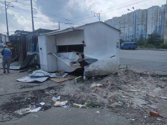 В Киеве на Троещине демонтировали очередной незаконный рынок (фото)