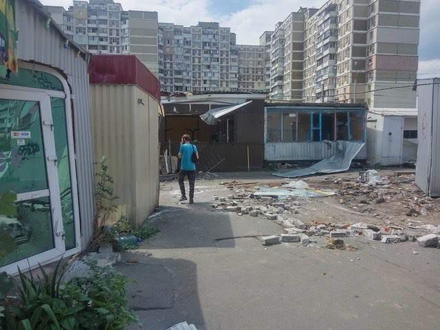 В Киеве на Троещине демонтировали очередной незаконный рынок (фото)