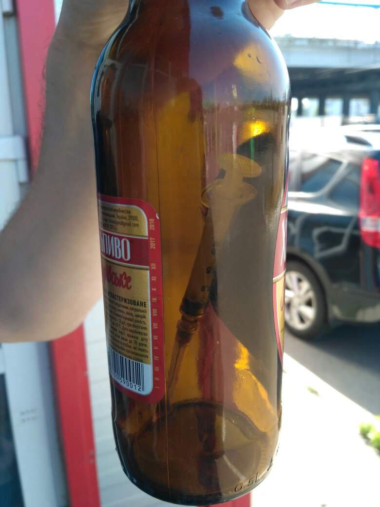 В Киеве мужчина обнаружил в своей бутылке пива шприц (фото)