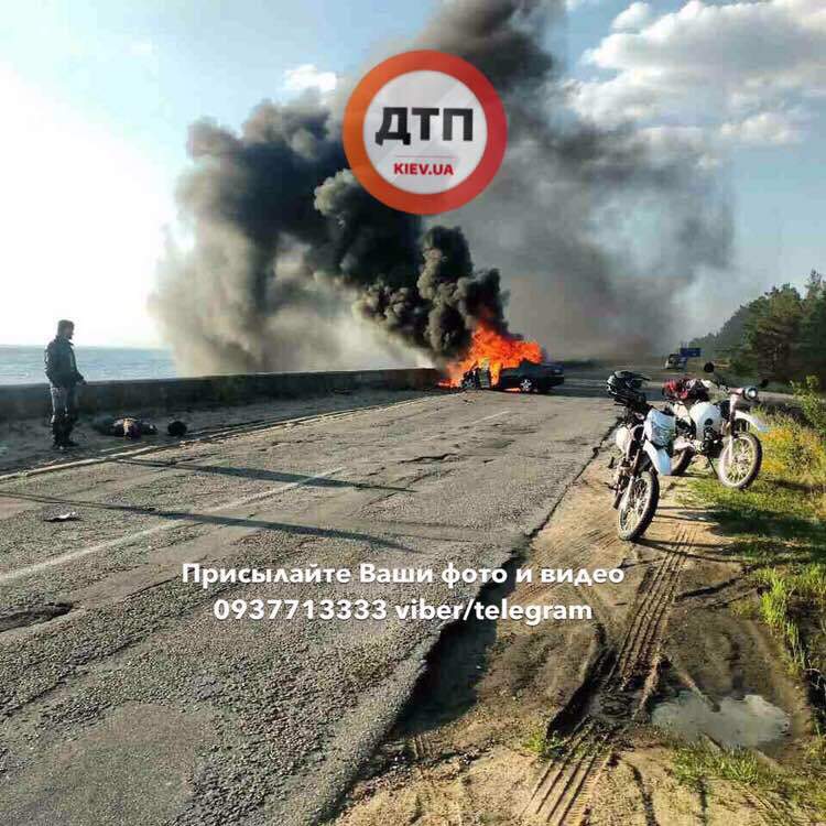 Под Киевом произошло лобовое столкновение мотоцикла и автомобиля (фото)