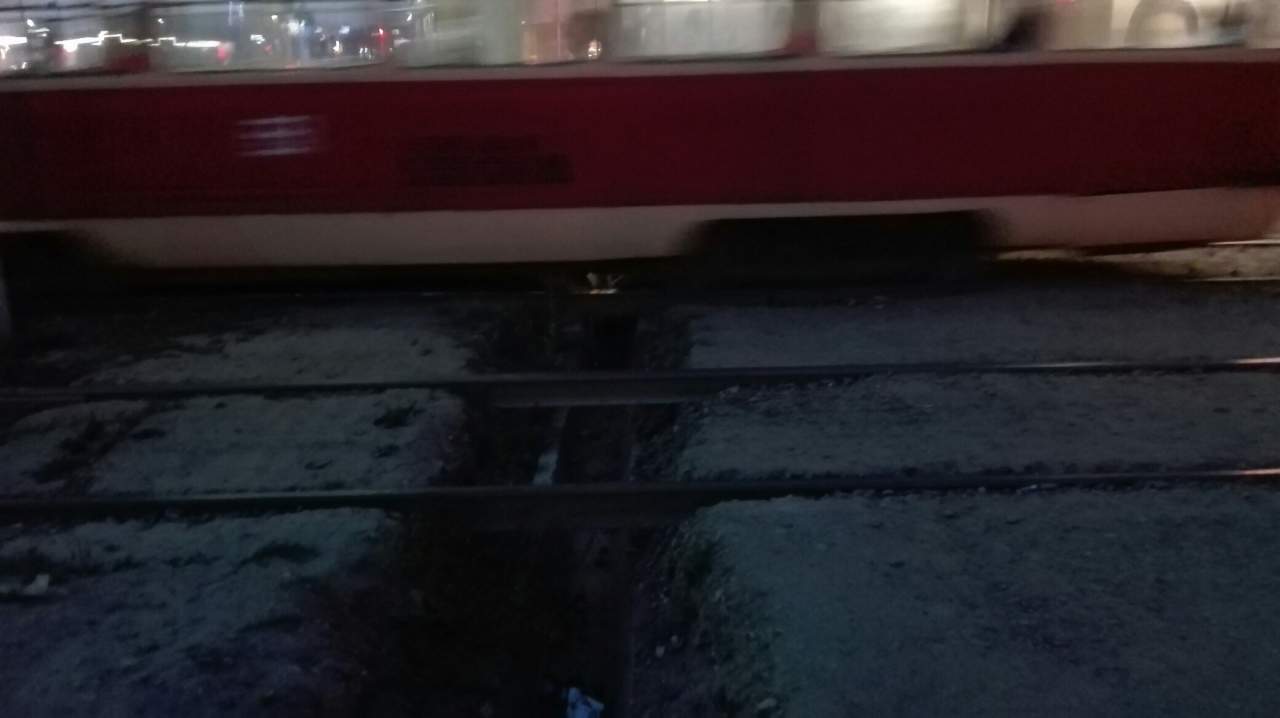 "Не только ездят, но теперь и летают": В Харькове заметили под трамвайными рельсами глубокую ущелину (фото)