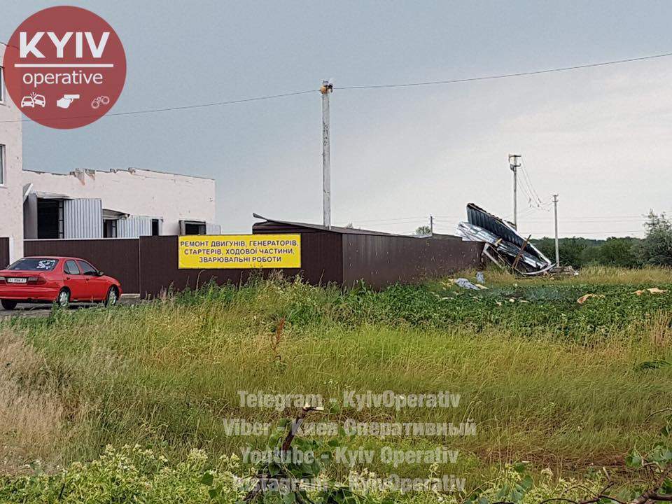 Мощным порывом ветра на Киевщине сорвало крыши домов и повалило билборды (Фото)