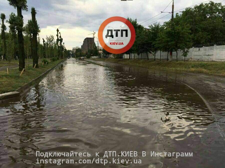 Потоп в столице: Киевляне принимают бесплатные ванны в центре города (Фото)