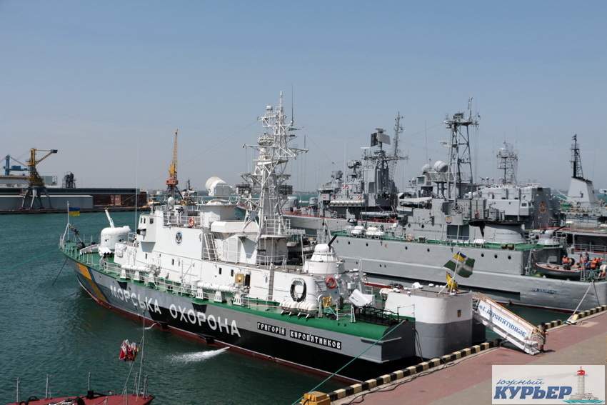 Захватывающие кадры: У берегов Одессы красовались военные корабли (Фото)