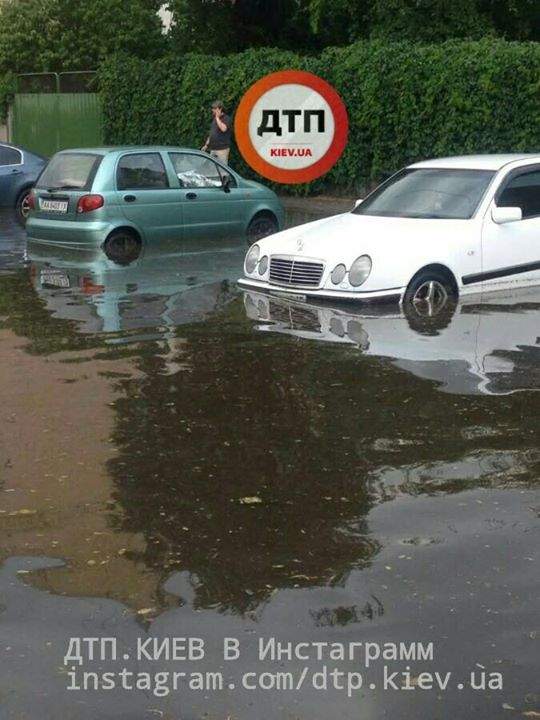 Столичную парковку затопило после дождей (Фото)